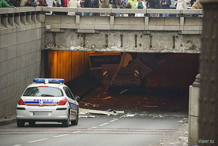 Парижский тоннель-убийца грузовиков (фото)