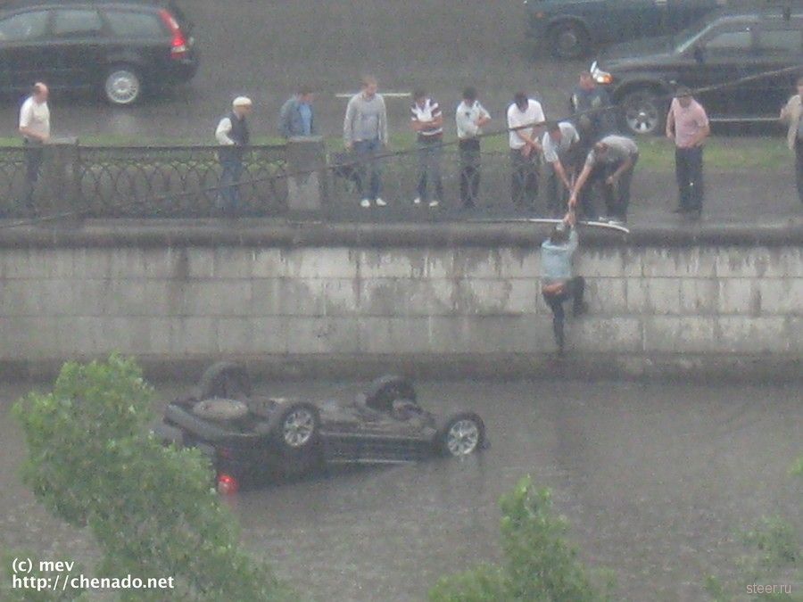 Автомобиль упал в воду у Лефортовского моста (фото)