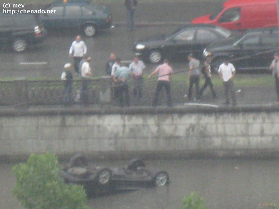Автомобиль упал в воду у Лефортовского моста (фото)