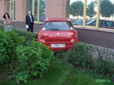 Девушка не справилась с управлением на парковке перед страховой компанией РОСНО (фото)