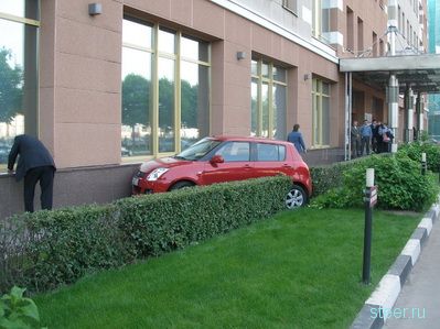 Девушка не справилась с управлением на парковке перед страховой компанией РОСНО (фото)