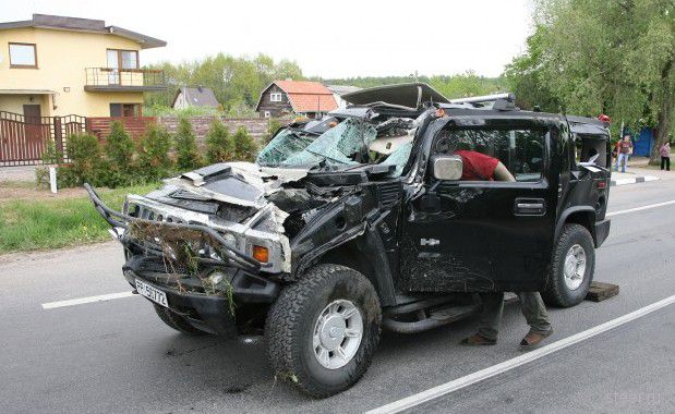 Пьяная женщина превратила Hummer H2 в груду металла (фото)
