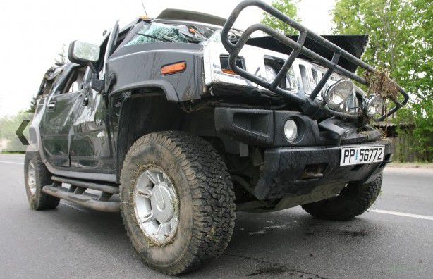 Пьяная женщина превратила Hummer H2 в груду металла (фото)