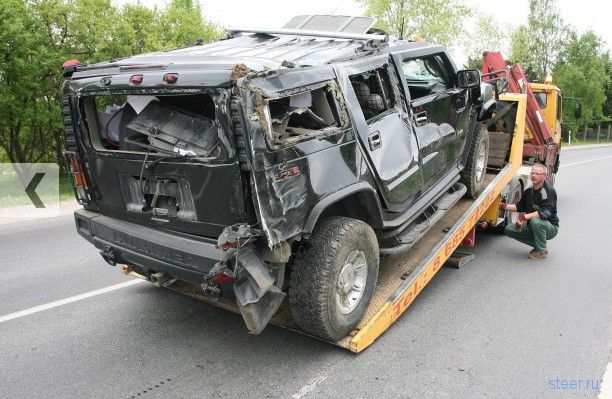Пьяная женщина превратила Hummer H2 в груду металла (фото)