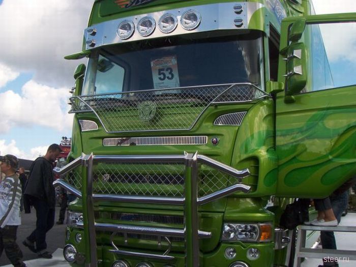 Шоу грузовиков в Финляндии (фото)
