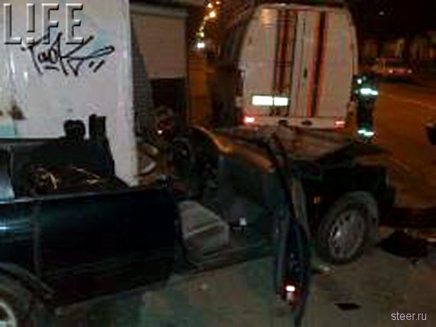 В Москве пьяный водитель Toyota снес остановку (фото)
