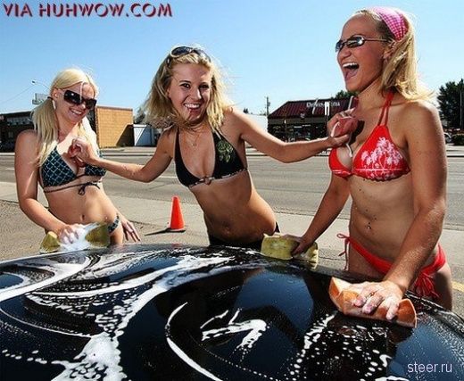 девушки моют автомобиль