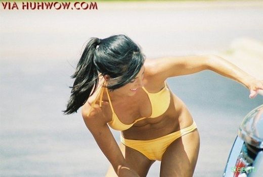 девушки моют автомобиль