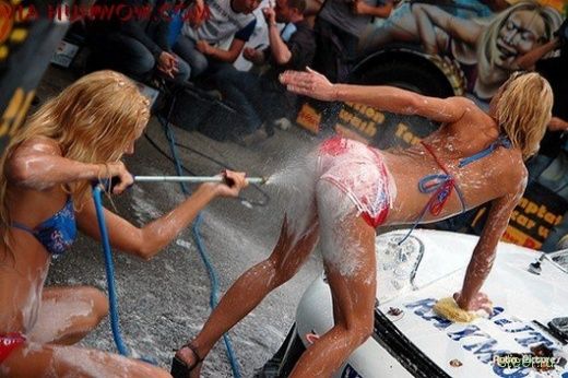 девушки моют автомобиль