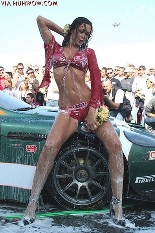 девушки моют автомобиль