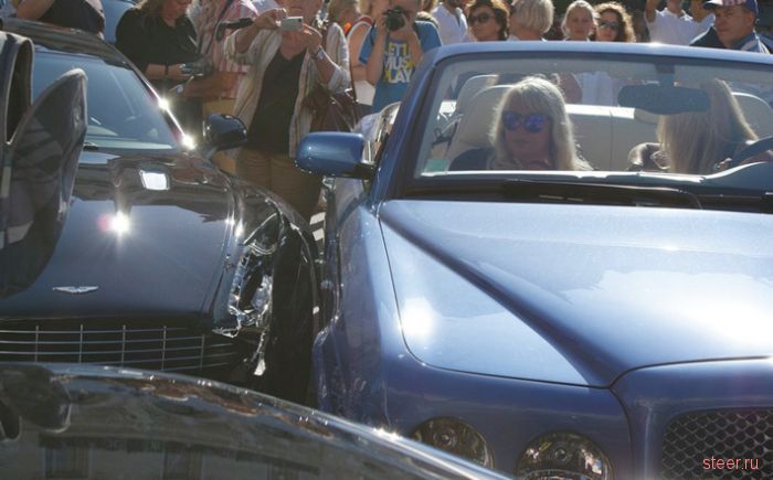 ДТП с монакском стиле : девушка в голубом Bentley врезалась в Aston Martin, а затем в Mercedes, Ferrari и Porsche (фото)