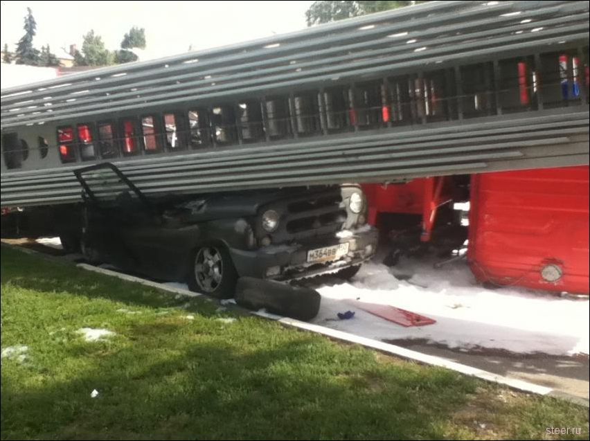 Пожарная машина завалилась на УАЗик (фото)