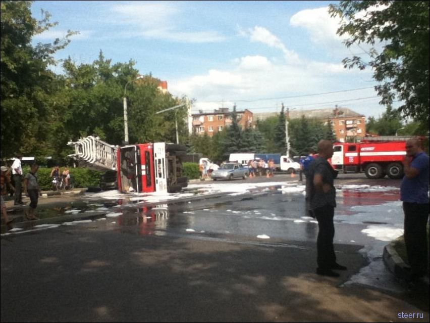 Пожарная машина завалилась на УАЗик (фото)