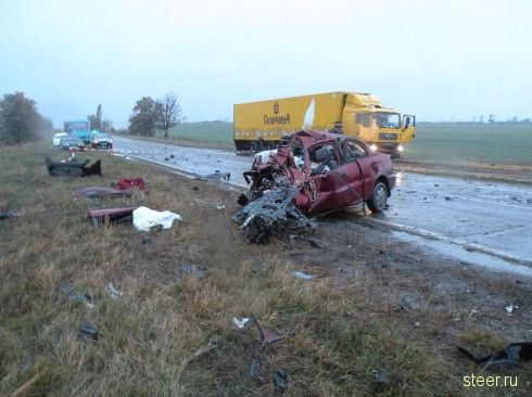 Кроссовер Infiniti убил легковушку с семьей (фото)