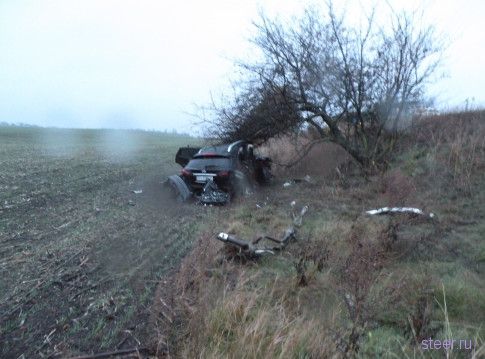 Кроссовер Infiniti убил легковушку с семьей (фото)