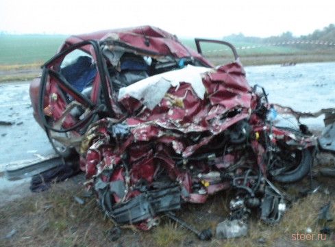 Кроссовер Infiniti убил легковушку с семьей (фото)