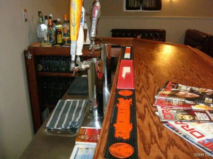 Автолюбитель соорудил бар в своем гараже (фото)