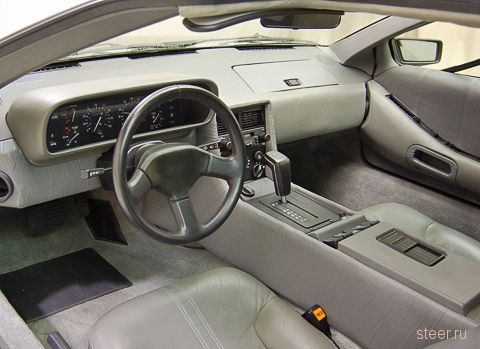 Машина времени DeLorean DMC-12 отмечает 35-летний юбилей (фото)