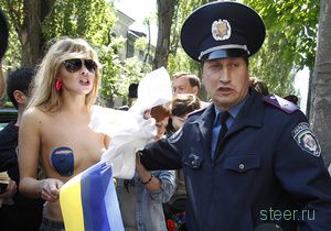 Топлес-протест в поддержку Общества синих ведерок (фото)