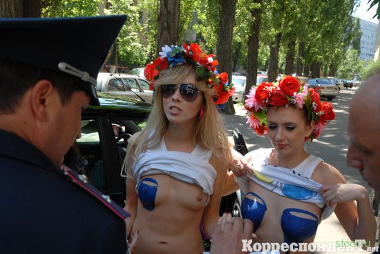 Топлес-протест в поддержку Общества синих ведерок (фото)