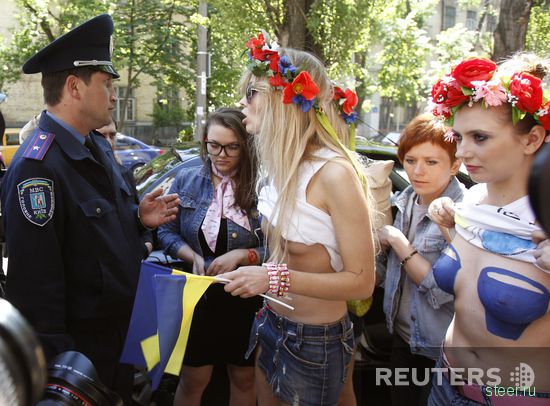 Топлес-протест в поддержку Общества синих ведерок (фото)