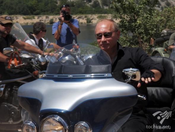 Путин приехал на слет байкеров на «Харлее» (фото и видео)