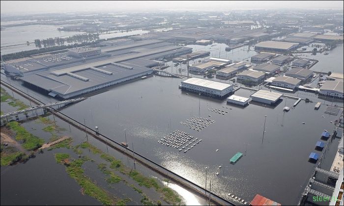 Затопленный завод Honda в Таиланде (фото)