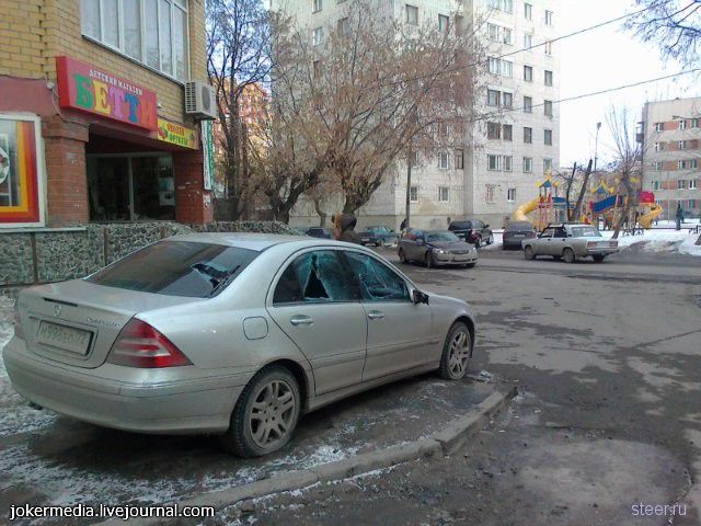 Чем грозит парковка на тротуаре (фото)