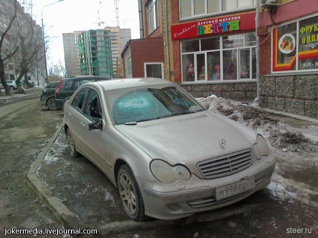 Чем грозит парковка на тротуаре (фото)