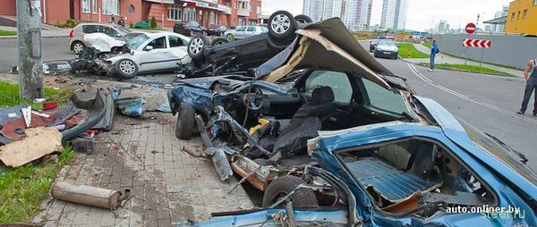 Минск: пьяный парень на мамином внедорожнике превратил три припаркованные машины в груду металла