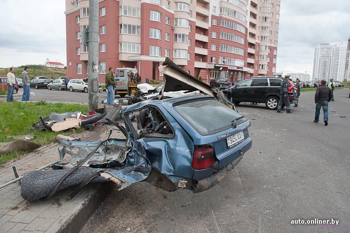 Минск: пьяный парень на мамином внедорожнике превратил три припаркованные машины в груду металла
