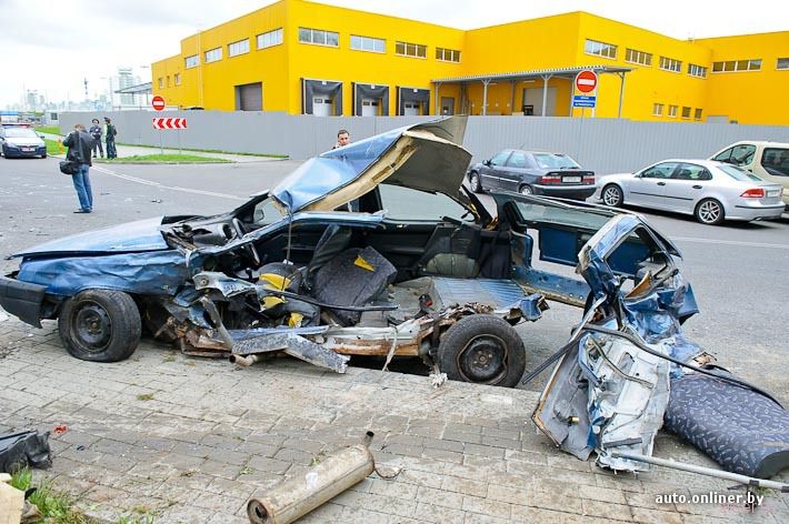 Минск: пьяный парень на мамином внедорожнике превратил три припаркованные машины в груду металла