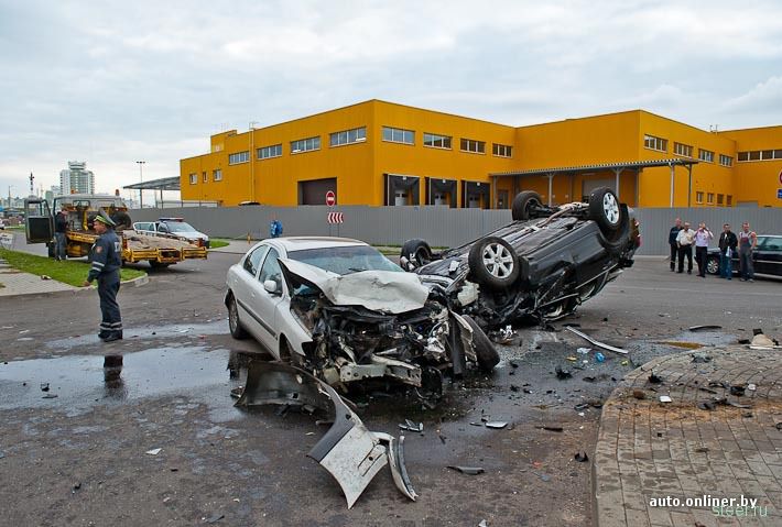 Минск: пьяный парень на мамином внедорожнике превратил три припаркованные машины в груду металла