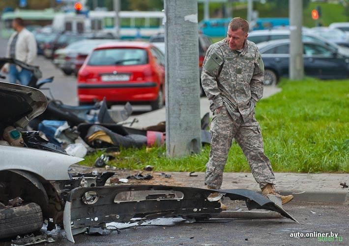 Минск: пьяный парень на мамином внедорожнике превратил три припаркованные машины в груду металла