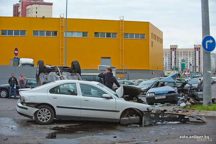 Минск: пьяный парень на мамином внедорожнике превратил три припаркованные машины в груду металла
