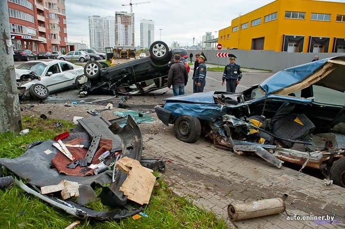Минск: пьяный парень на мамином внедорожнике превратил три припаркованные машины в груду металла