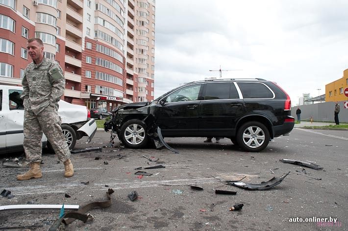 Минск: пьяный парень на мамином внедорожнике превратил три припаркованные машины в груду металла