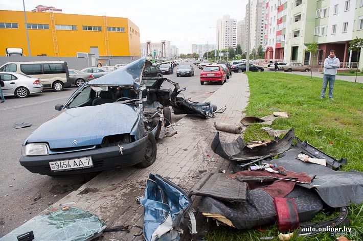 Минск: пьяный парень на мамином внедорожнике превратил три припаркованные машины в груду металла