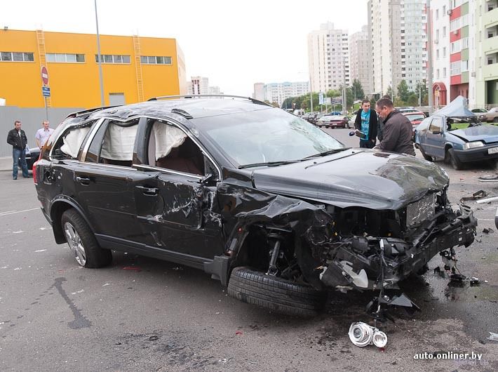 Минск: пьяный парень на мамином внедорожнике превратил три припаркованные машины в груду металла