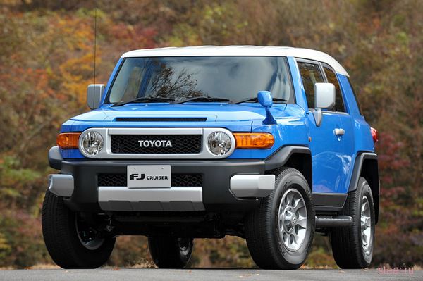 Toyota начинает в Японии продажи американского внедорожника FJ Cruiser (фото)