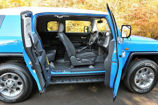 Toyota начинает в Японии продажи американского внедорожника FJ Cruiser (фото)