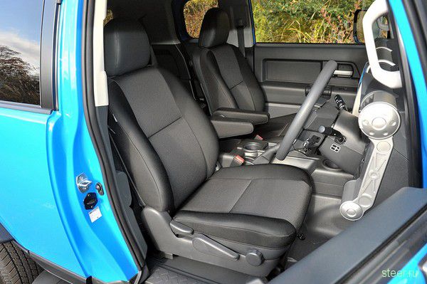 Toyota начинает в Японии продажи американского внедорожника FJ Cruiser (фото)
