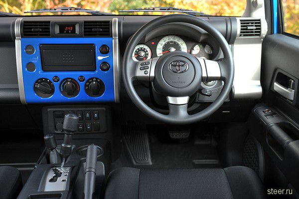Toyota начинает в Японии продажи американского внедорожника FJ Cruiser (фото)