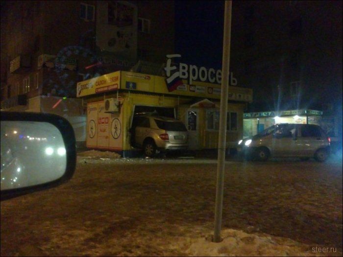 В городе Салават Mercedes ML протаранил салон связи (фото)