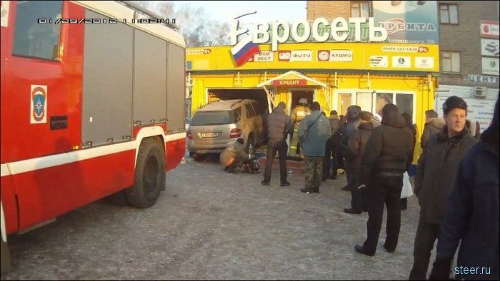 В городе Салават Mercedes ML протаранил салон связи (фото)