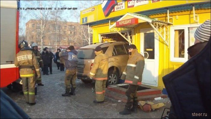 В городе Салават Mercedes ML протаранил салон связи (фото)