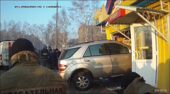В городе Салават Mercedes ML протаранил салон связи (фото)