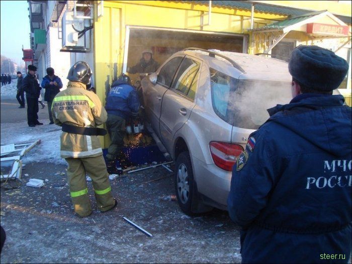 В городе Салават Mercedes ML протаранил салон связи (фото)
