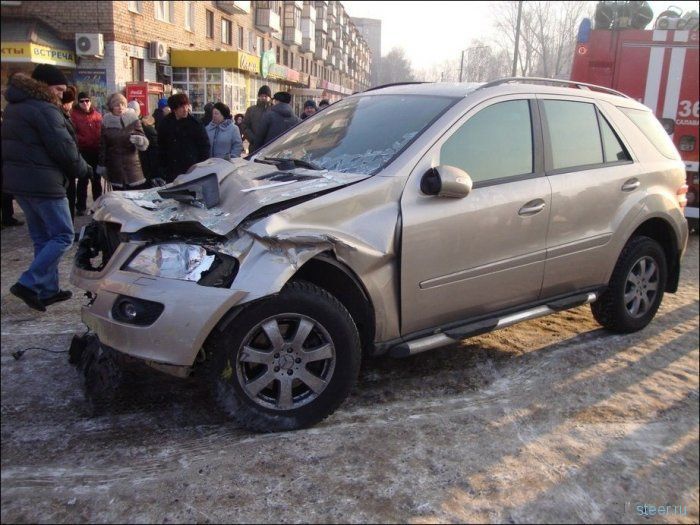 В городе Салават Mercedes ML протаранил салон связи (фото)