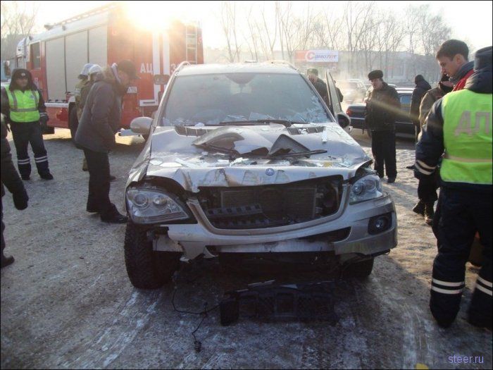 В городе Салават Mercedes ML протаранил салон связи (фото)